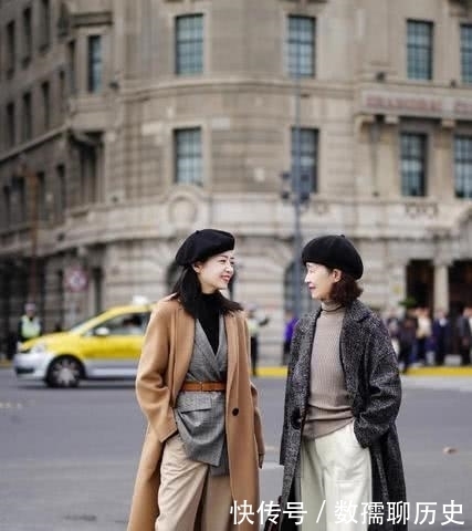 奶奶|女人过了50少穿“小黑裤”,不洋气!今年流行“奶奶裤”,真漂亮