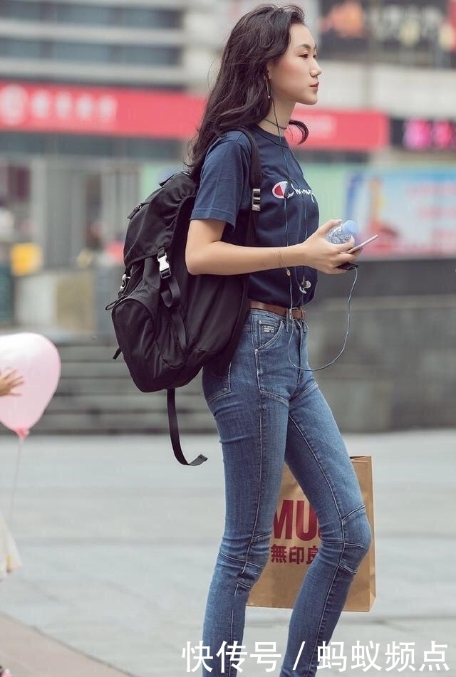 身材高挑|街拍:身材高挑的美女,白色一字肩上衣搭配黑色半裙,精致又漂亮