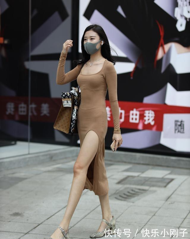 卫衣 连衣裙彰显又美又飒气质,精心的设计尽显慵懒风,优雅而时髦