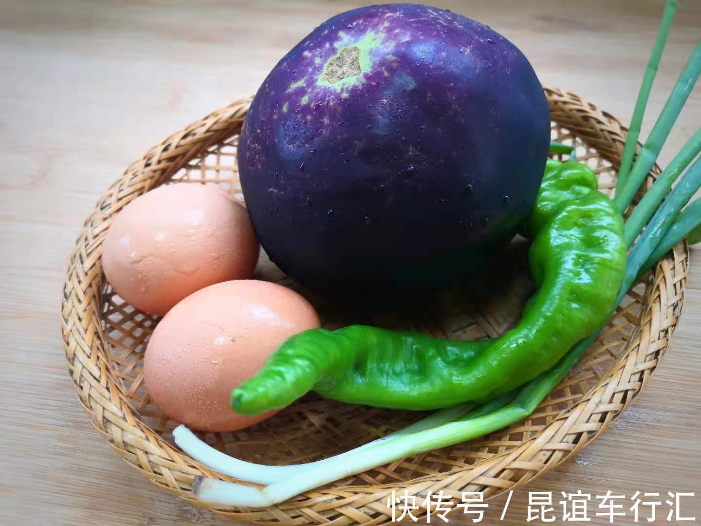 小面姨|夏天,这食材别只懂凉拌了,切成丝上锅煎一煎,鲜香软嫩好消化!
