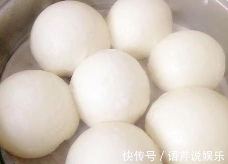 蒸馒头，别再用酵母粉发面了，用这“土方法”发面快，馒头更香软