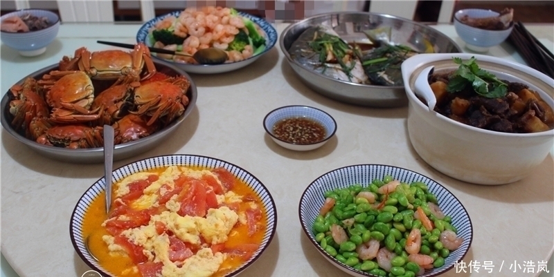 小长假约亲戚在家聚餐,我下厨做了六菜一汤,花钱不多都吃撑