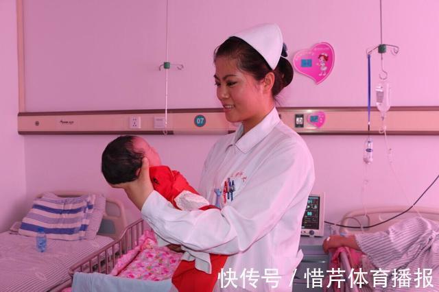 婴儿|11个月婴儿被遗弃路边,边哭边爬让人心疼,网友:不想养就别生