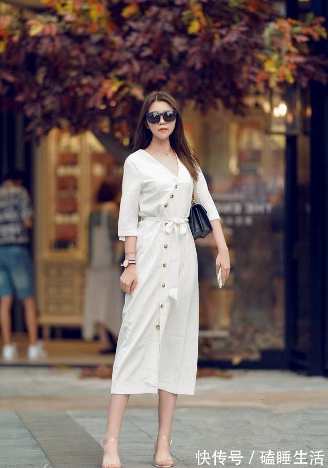 小姐姐|路人街拍,小姐姐这身穿搭很适合好身材的高挑女生穿