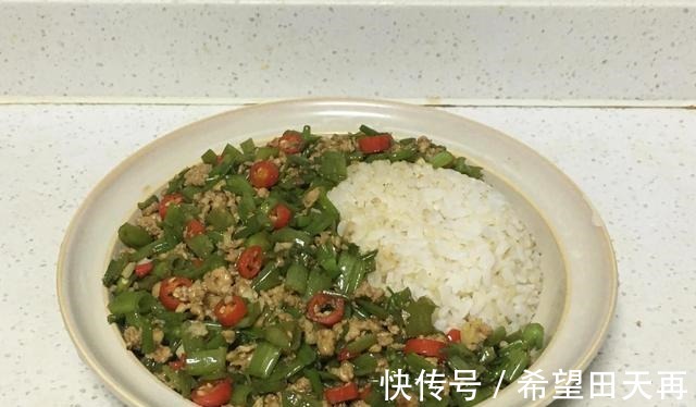 菜梗|7月，这碱性蔬菜可多吃，2块钱买1大捆，去叶留菜梗一炒，真爽脆！