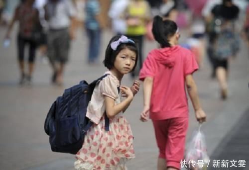 回怼|“家长替孩子背书包”是溺爱,却被家长回怼:几十斤你来背背看