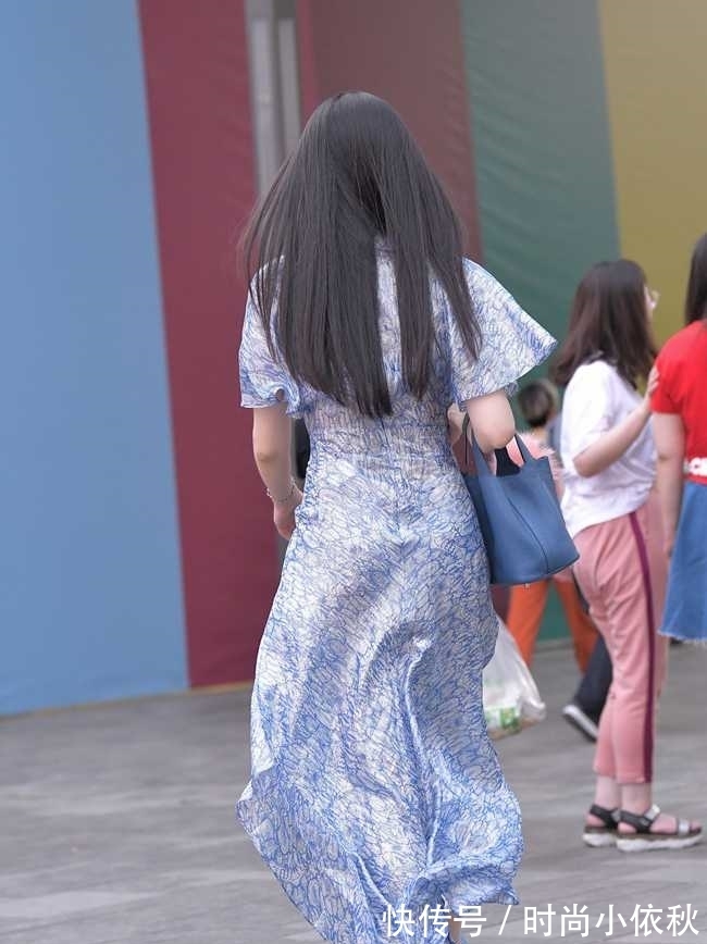 连衣裙 美女连衣裙是真特别,有种“大海”的味道