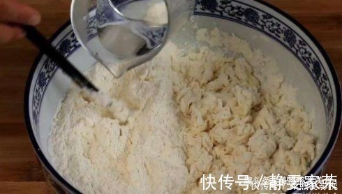 做烙饼时,和面用的“水”很重要,只有用对水,烙饼松软还分层!
