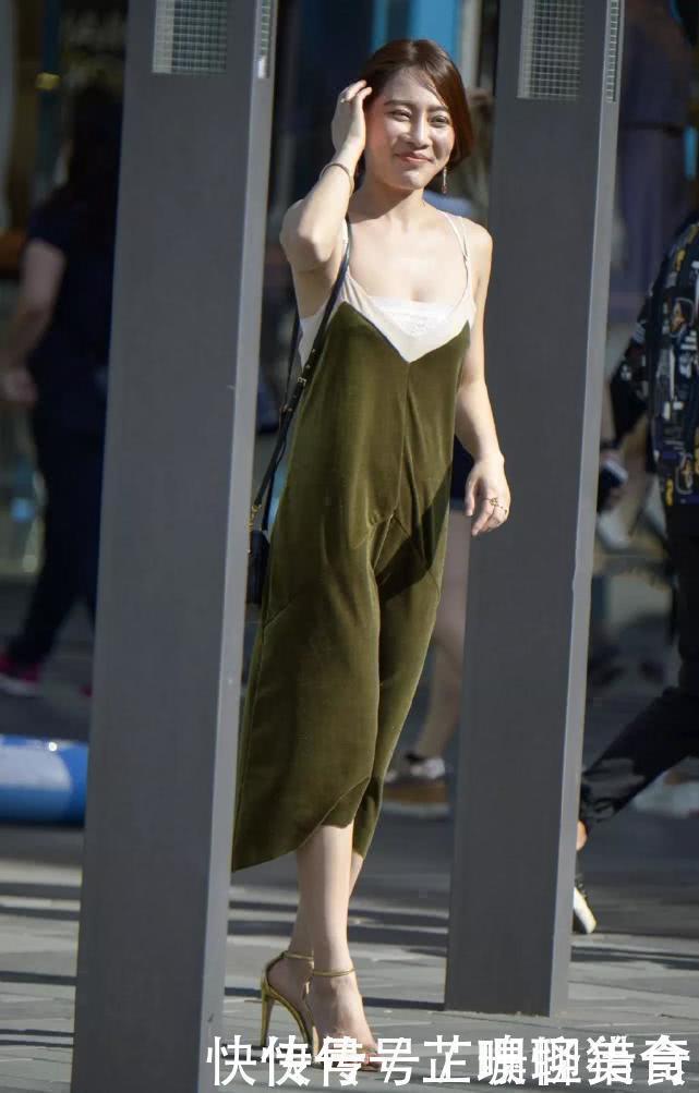 滋味|街拍:军绿色和长裙完美结合,短发小姐姐穿出既潇洒又清新的滋味