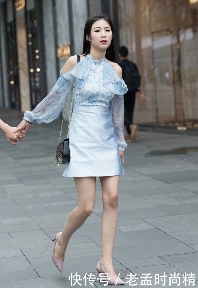 街拍:小姐姐圆领上衣, 搭配裙子, 尽显淑女气质