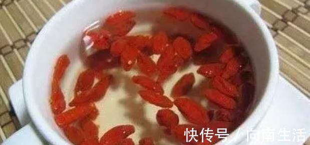 中老年人|原来枸杞不能随便泡水喝,4种情况下,相当于给身体喂毒,要记牢