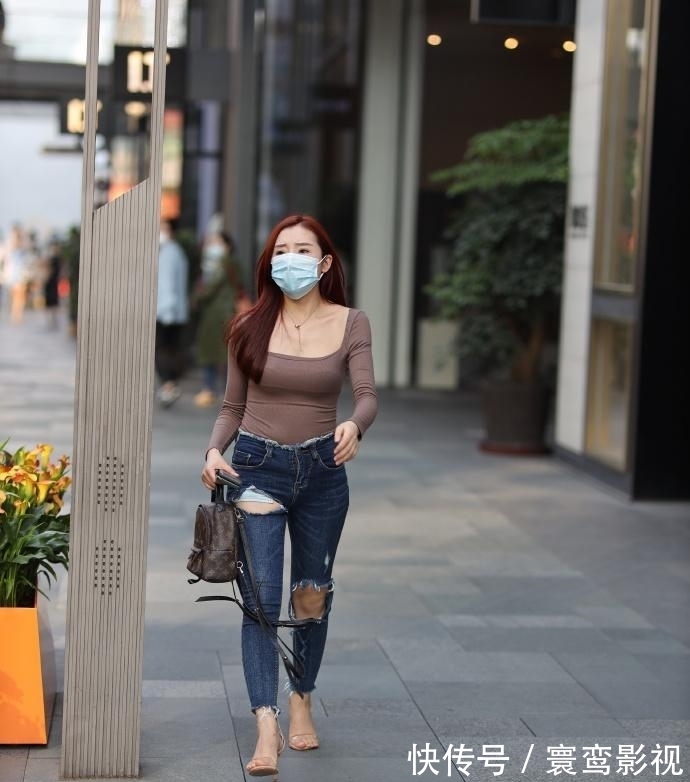 女生 微胖女生的秋季穿搭,选择时髦“大破洞”牛仔,轻松“高人一筹”