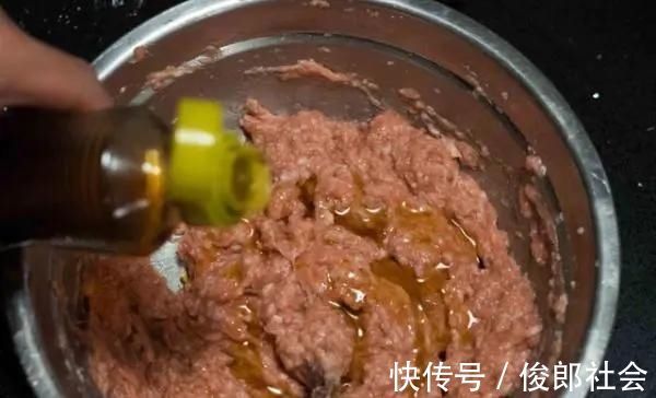 拌肉馅时，料酒去腥是错的多加2样东西，汁水更多更入味