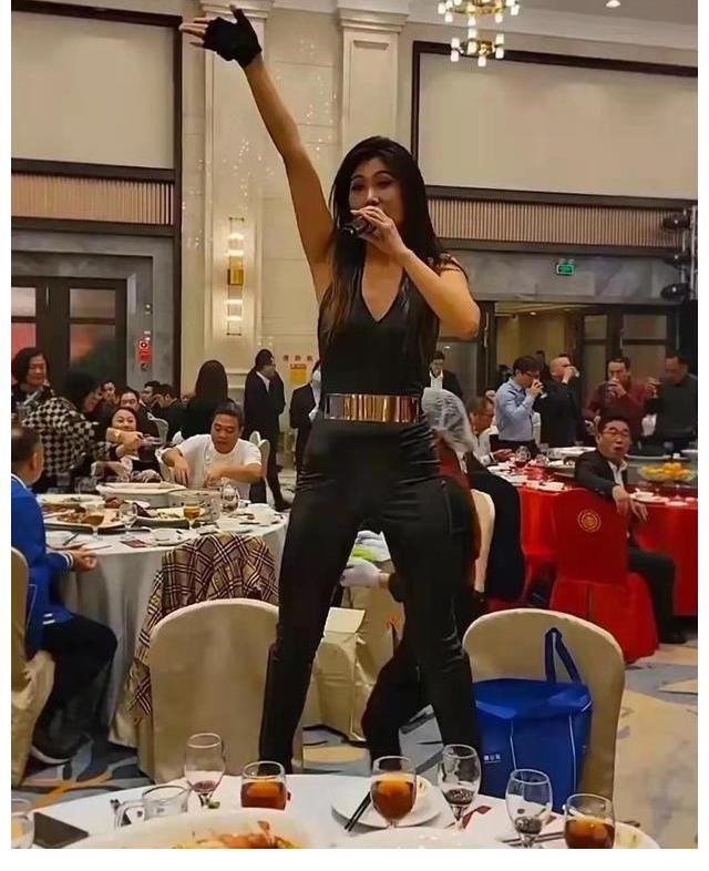 王蓉被曝在小縣城演出，穿低領(lǐng)裝站在凳子上表演，引起熱議