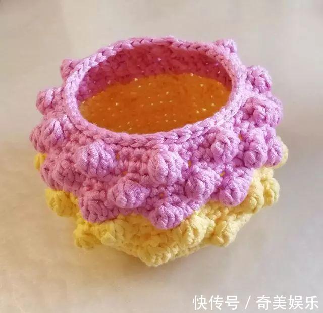 旧衣服剪几刀，制作布条线，拿来钩编收纳盒，非常实用！附教程