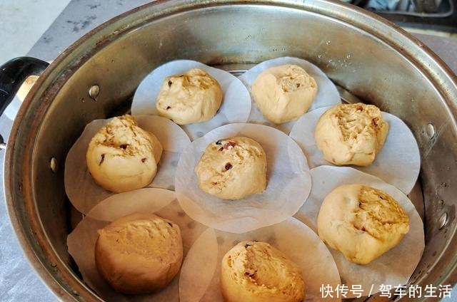 想吃红糖馒头不用买,教你一个懒人做法,用手揪面,蒸一蒸就可以!
