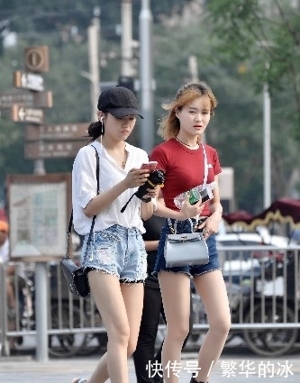 穿着|闺蜜逛街,都穿着短裤,是在比水腿长么?