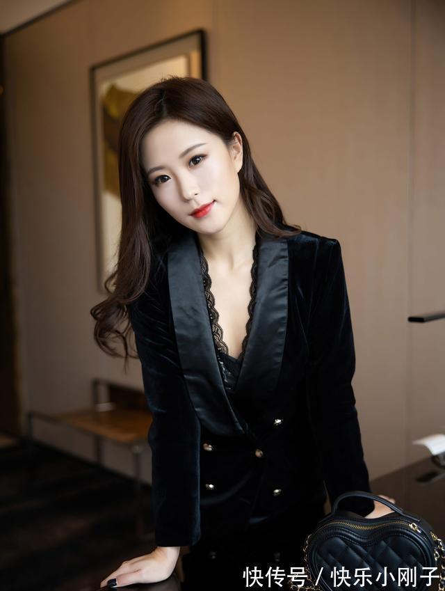 小姐姐|黑色修身版西装裙,搭配黑色细跟尖头靴,看上去时尚又可爱