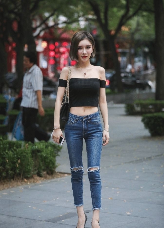 时尚街拍百看不厌的牛仔裤,这“小蛮腰”抢镜的很哦