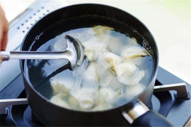 下锅|煮饺子是冷水下锅还是热水下锅?大部分人错了,难怪饺子总破皮