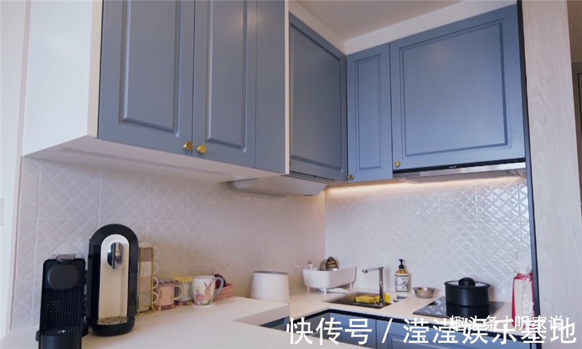 悬柜|香港90后夫妻买下35㎡小家，利用3米层高做书房，一层当两层