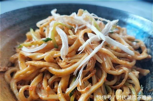 做凉面时,煮熟后过凉是大错!大厨这样做,面条更筋道,更有嚼劲