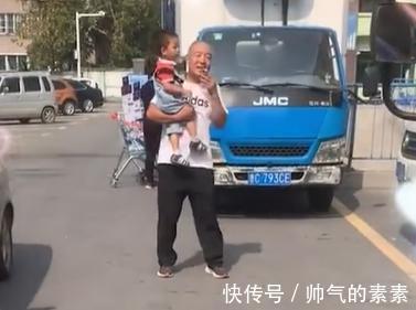 幸福|山东一女子带家人开车7小时回家，当姥爷看到外孙奔来那个高兴