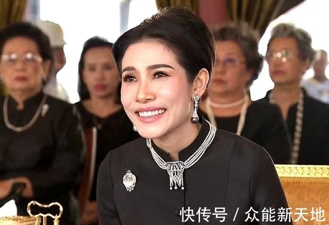 玛哈·!36岁诗妮娜才是真爱,泰王拆掉祖传王冠做项链,只为博美人一笑