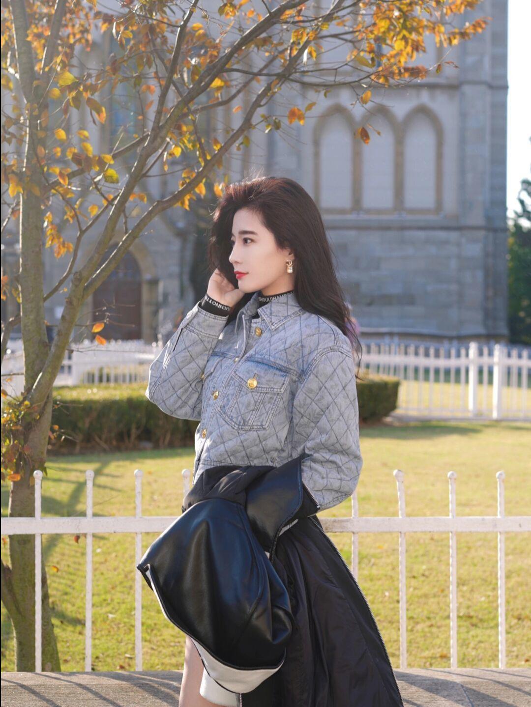 时髦 冬季会穿“牛仔套装”更时尚,拒绝扮嫩,又酷又飒才是真的美!