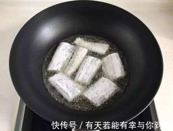 带鱼|煎带鱼时,别再裹面糊了,这么做才是正确方法,外酥里嫩