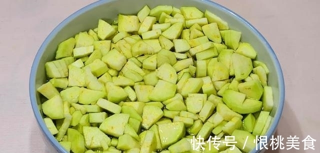 肉末|换个花样吃面条，茄子尖椒加肉末，做法简单适合忙碌的上班族