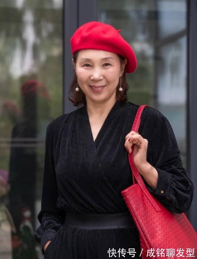 女人|60岁女人穿红色时髦显贵气,这三种搭配模板,让你过年聚会美出圈