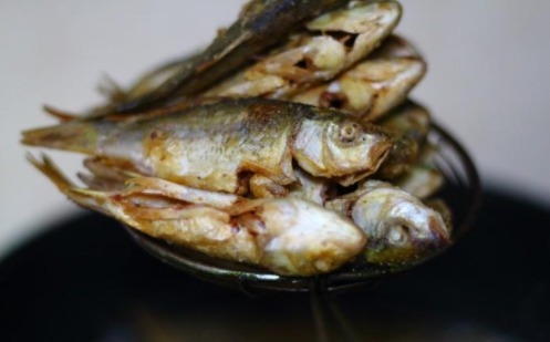  外酥里嫩的干炸小鱼，男人最爱的下酒菜