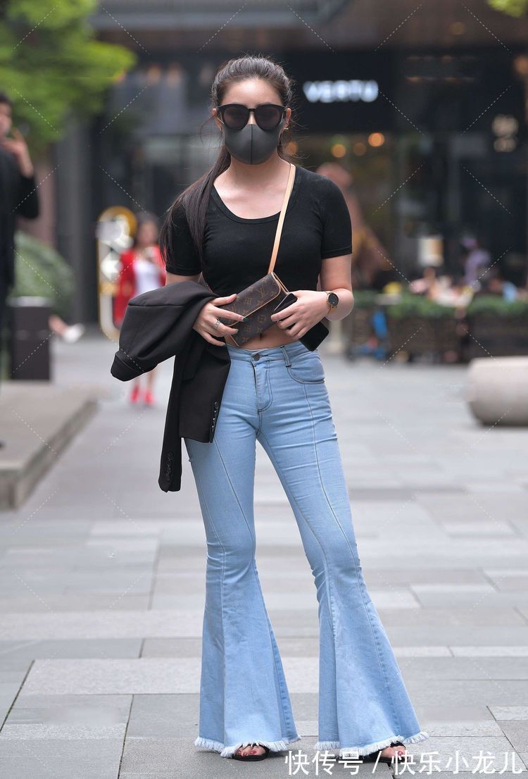 t恤 黑色短款T恤配牛仔裤,更显腰细,一定要搭配出好的身材!