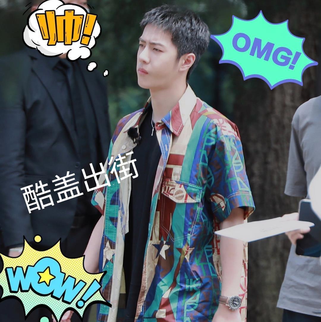 王一博 超拽!王一博外景录制,花衬衫异常醒目,全程皱眉表情包上线