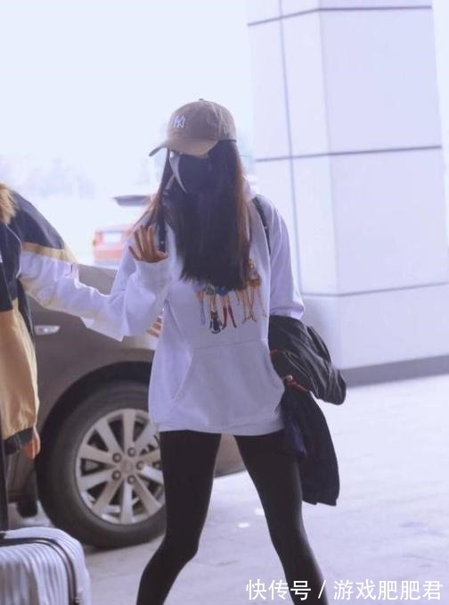 紧身牛仔裤 如今“露脚踝”已经过时了!这才是秋冬正确的穿搭方式,时髦保暖!