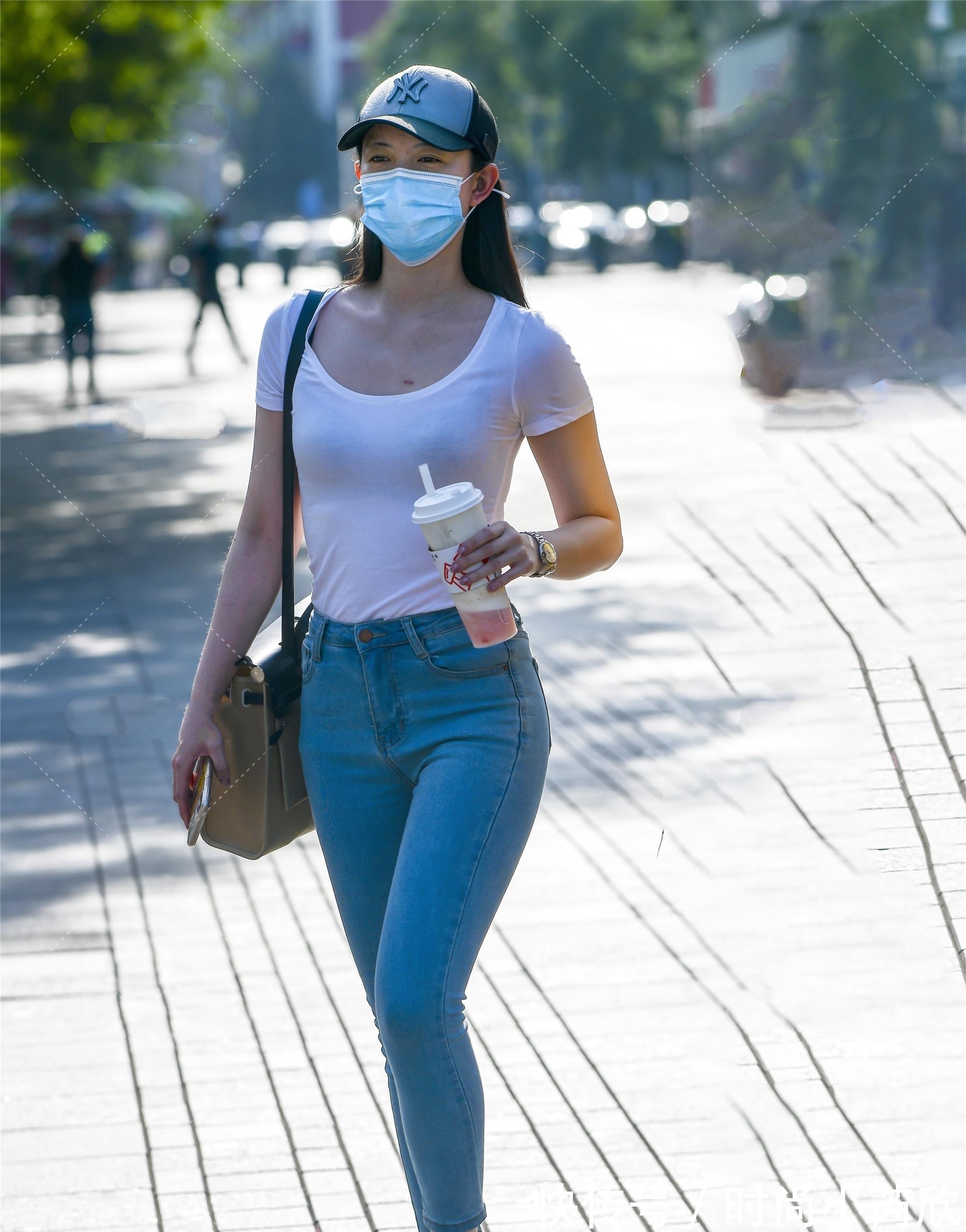 紧身牛仔裤 九分牛仔紧身裤搭配白色T恤,简约休闲,轻松俏皮