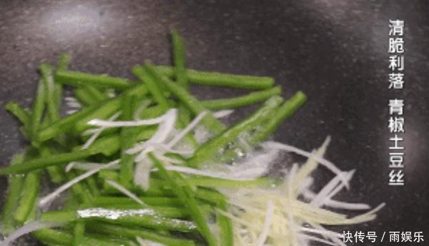 炒土豆丝前,别再用水冲洗了!怪不得你做的不爽脆,还粘锅…