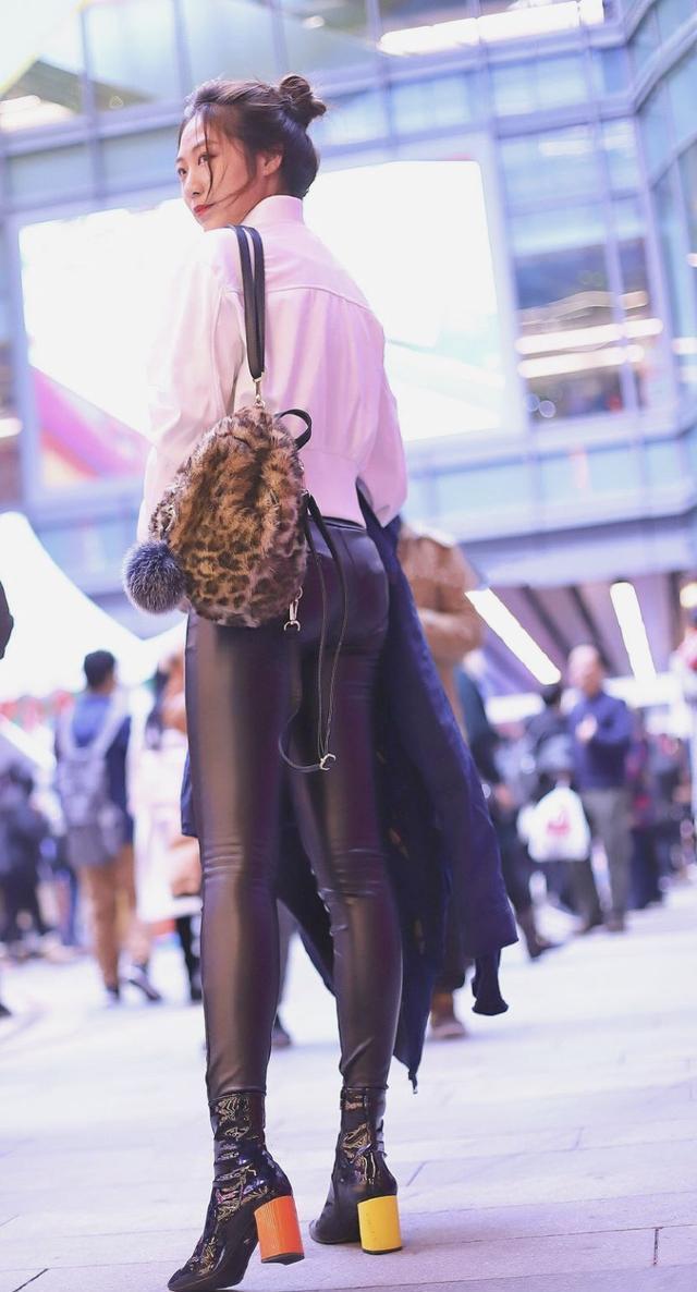 街头美女的奇思妙想, 白色长袖搭配黑色皮裤, 新颖又洒脱