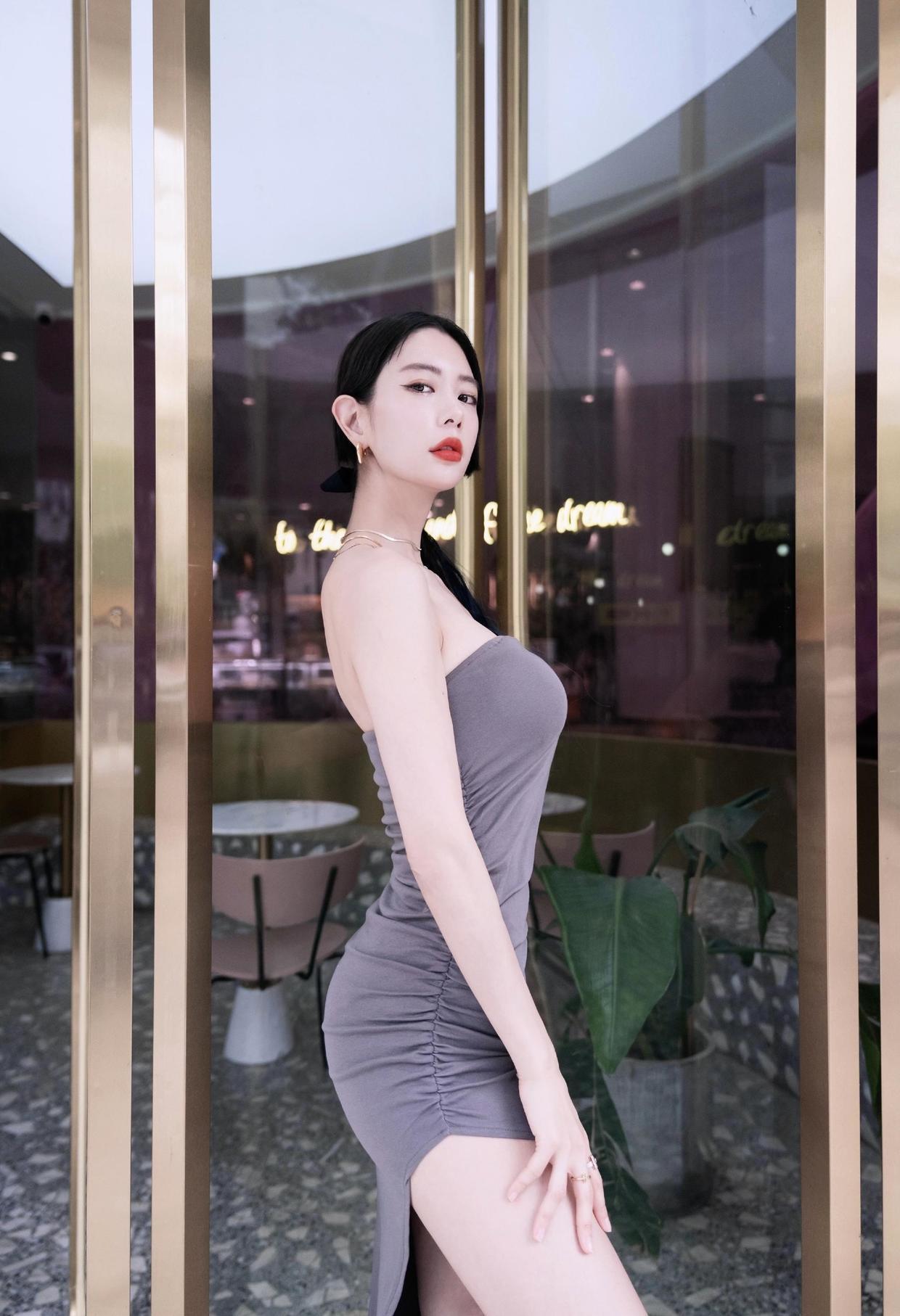 长腿|克拉拉不愧是“亚洲第一美女”,穿拼接风衣出镜,一双长腿太吸睛