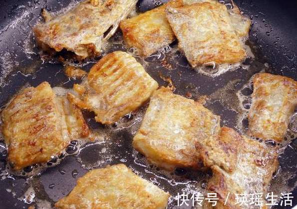 渔民|买带鱼时，挑大的还是小的渔民朋友教我3招，轻松挑到新鲜带鱼