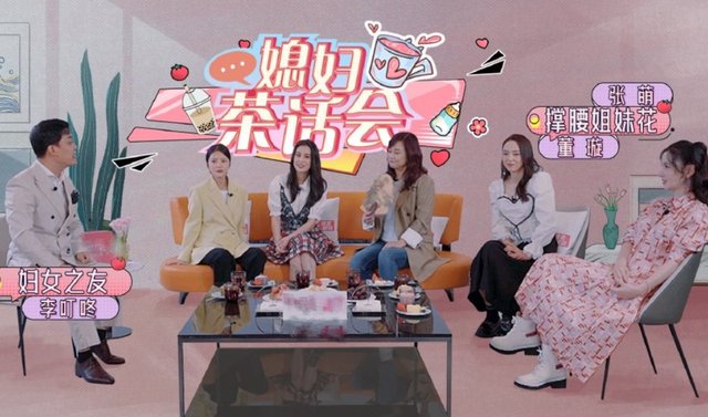 《婆妈2》宣传照，黄圣依侯佩岑张铎家都是三人合体，杜淳偏不同