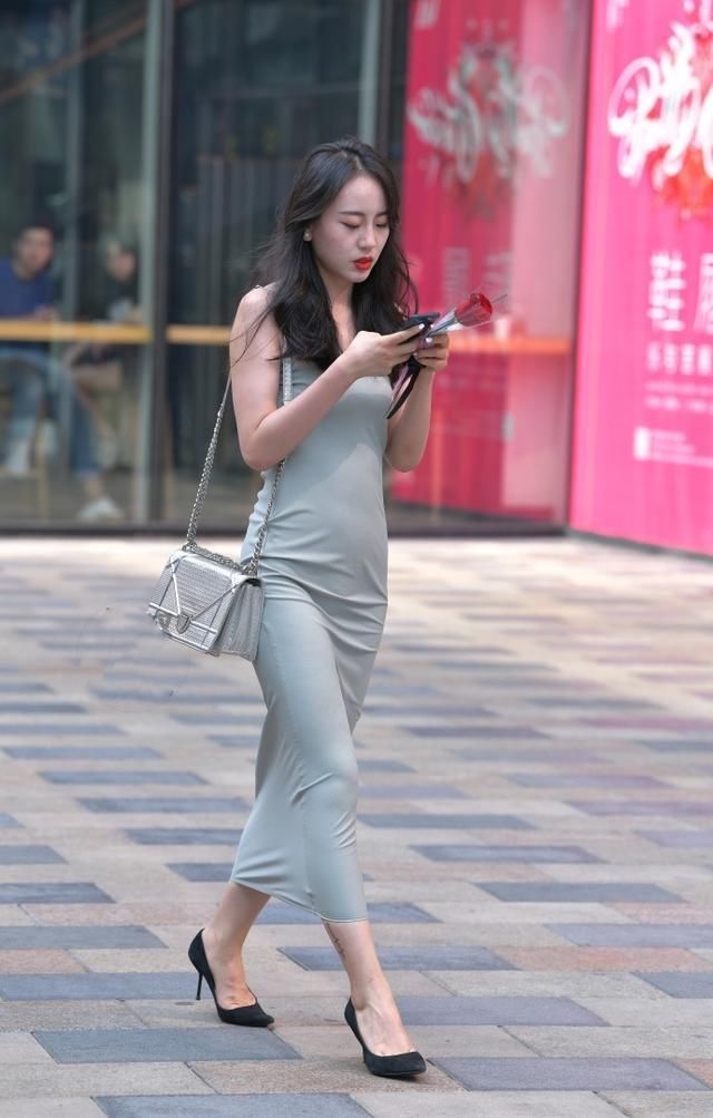 连衣裙很有青春活力的感觉，休闲又不失气质别有一番风味