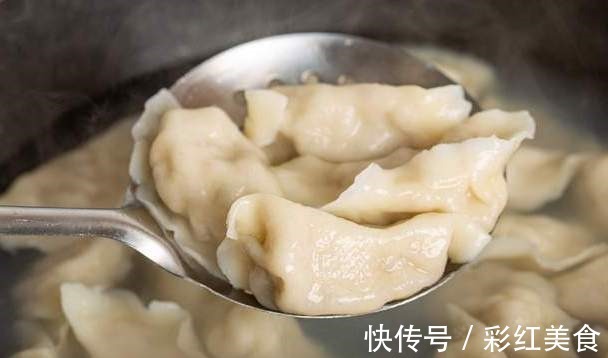 饺子皮|煮冻饺子,不要再开水下锅了,牢记3个窍门,饺子鲜香不破皮