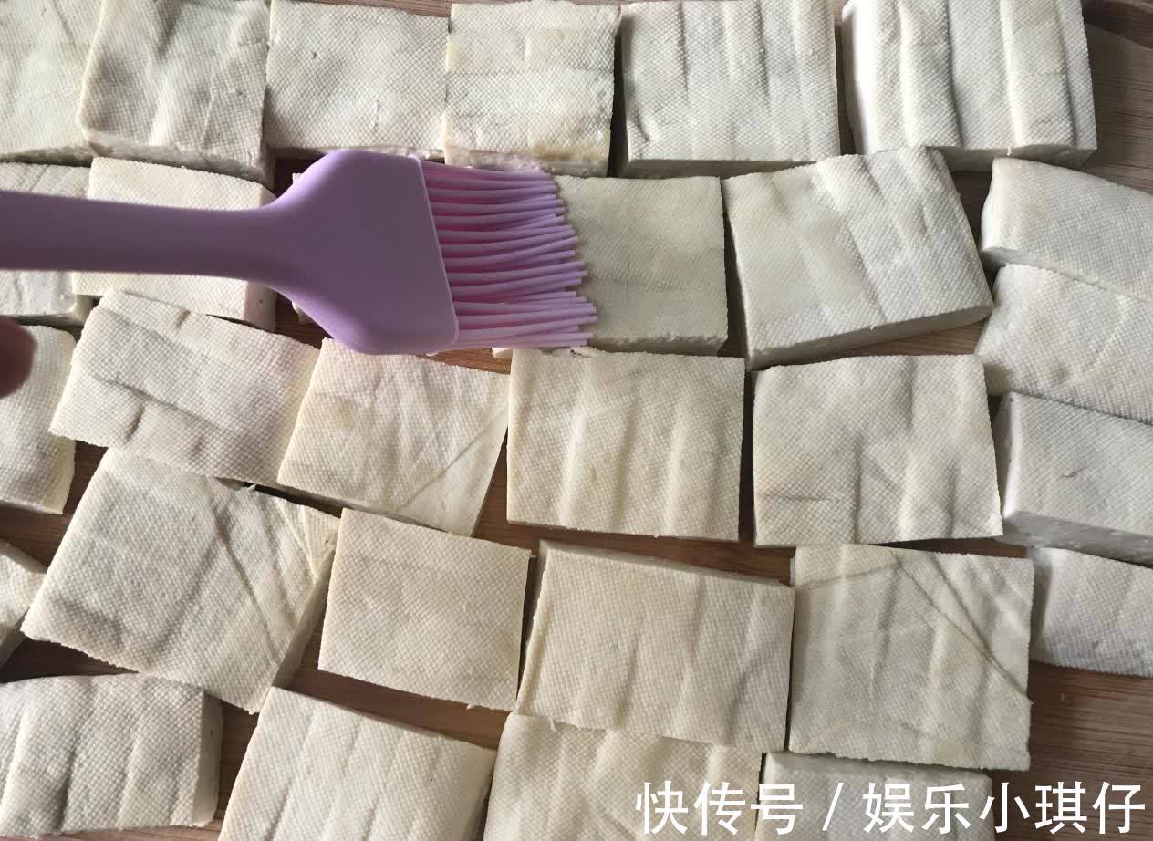 可口|豆腐这样做,大人孩子都爱吃,鲜嫩可口,2块钱能做一大盘