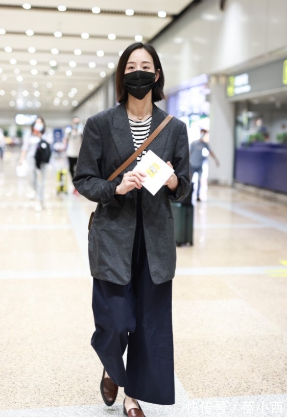 穿搭|张钧甯穿得越简约越高级，西装内搭条纹T恤，再穿阔腿裤时髦洋气