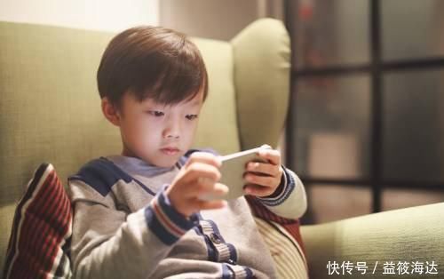 洪水猛兽|孩子痴迷手机,和父母4个坏习惯有密切关系,别说你没做过