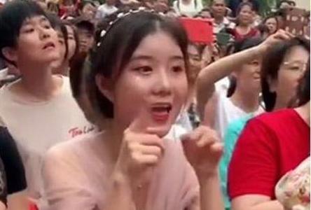 仪容|“最治愈幼师”走红,台下领舞笑容超甜,网友:妈妈,我恋爱了