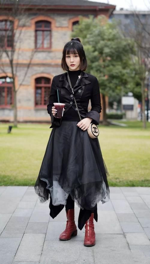 冬天想穿得时髦不费力，不如试试“打底衫＋外套”，每一套都好看