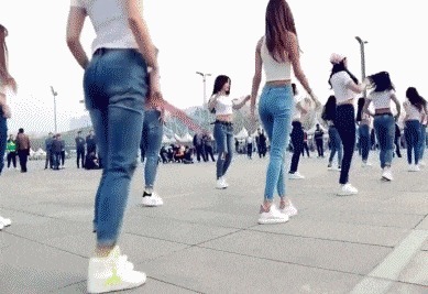 |搞笑GIF趣图:这就是当今流行的广场舞,广场不再是大妈的天下了
